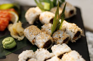 Wasabi ve zencefil turşusuyla servis edilen sushi dürümleri..