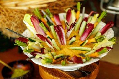 Taze sebzeler. Kremalı bir sosa dizilmişler..