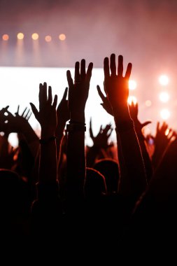 Avuç içleri açık, siluetli pek çok el yukarı, beyaz bir perdeye doğru uzanır..