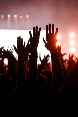 Avuç içleri açık, siluetli pek çok el yukarı, beyaz bir perdeye doğru uzanır..