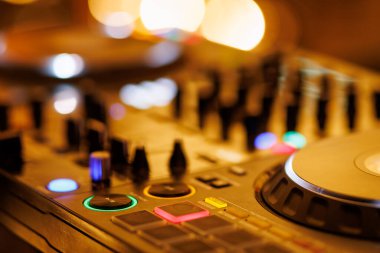 Profesyonel müzik ekipmanlarına yakın perspektif koşu çarkını ve karanlık bir ortamda çeşitli aydınlatma kontrollerini gösterir.