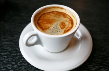 Siyah arka planda kahve fincanı..