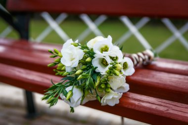 yeşil ve beyaz düğün buketi