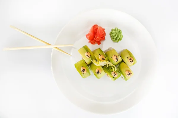 일본 해산물 초밥, 롤과 흰 접시에 젓가락 — 스톡 사진