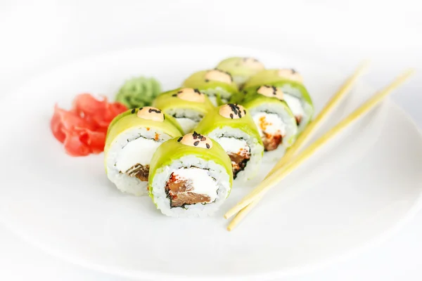 Owoce morza japońskiego sushi, rolki i chopstick na białym talerzu — Zdjęcie stockowe