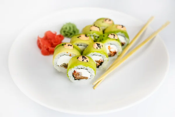 Owoce morza japońskiego sushi, rolki i chopstick na białym talerzu — Zdjęcie stockowe