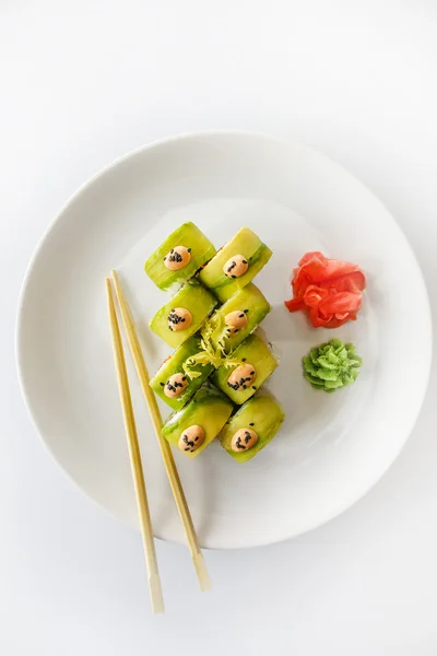 Owoce morza japońskiego sushi, rolki i chopstick na białym talerzu — Zdjęcie stockowe