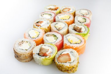 Suşi ayarlayın. Somon ve sebzeler ile rulo