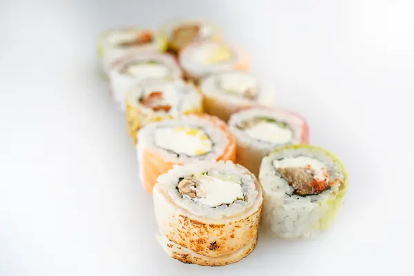 寿司套。卷三文鱼和蔬菜 — 图库照片