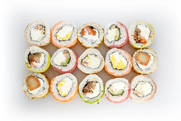寿司套。卷三文鱼和蔬菜 — 图库照片