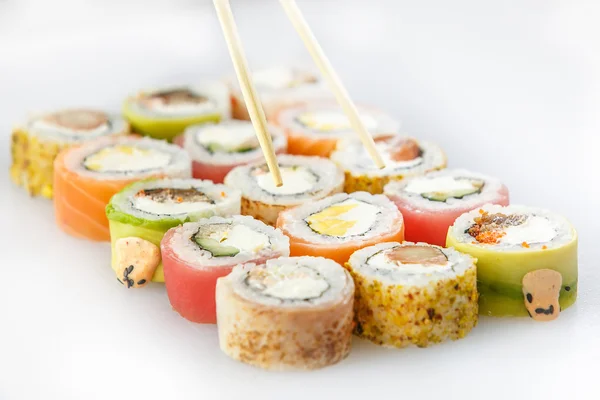 Zestaw sushi. Roladki z łososiem i warzywami, chopstick — Zdjęcie stockowe