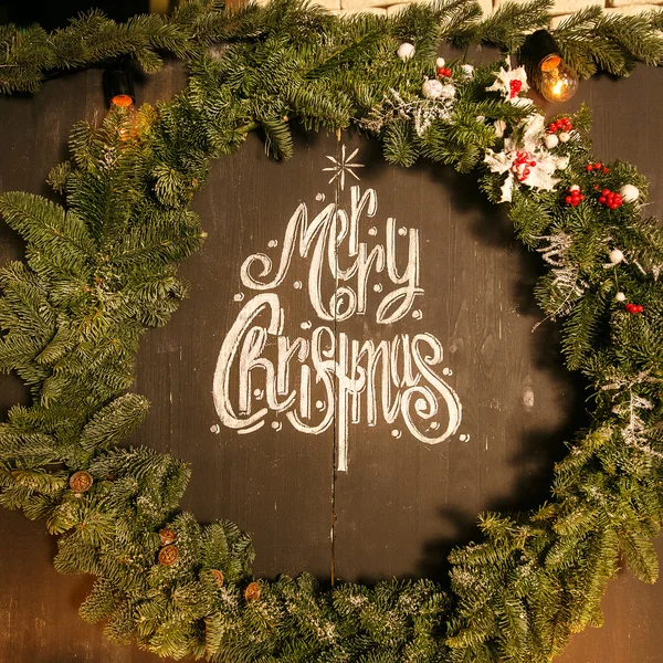 Fir kerstboom met decoratie op donkere houten bord — Stockfoto