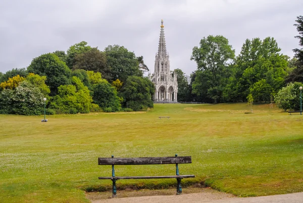 Lugar para relaxar. Banco vazio antes do campo e a Igreja — Fotografia de Stock