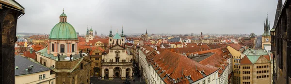 Панорамный вид крыши Праги красный — стоковое фото