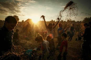 Saman ile oynarken Minsk, Beyaz Rusya 2014, yakınındaki otantik Festivali,