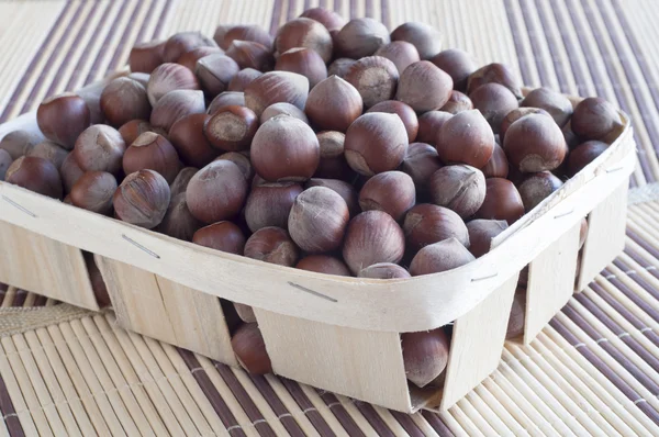 Huzelnuts dans un panier en osier . — Photo