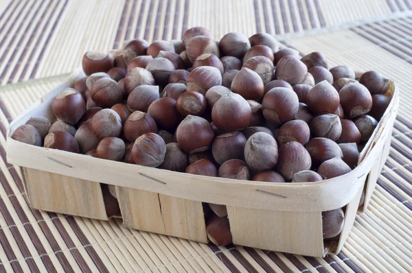Huzelnuts en una canasta de mimbre . — Foto de Stock
