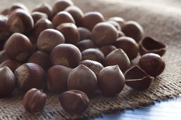 Nocciole in iuta sul tavolo . — Foto Stock