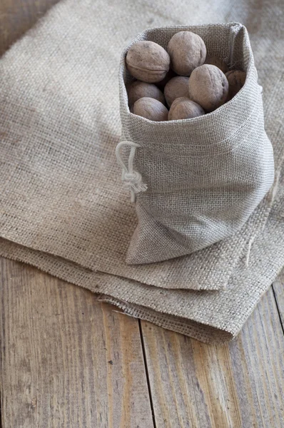 Nueces en una bolsa de algodón . — Foto de Stock