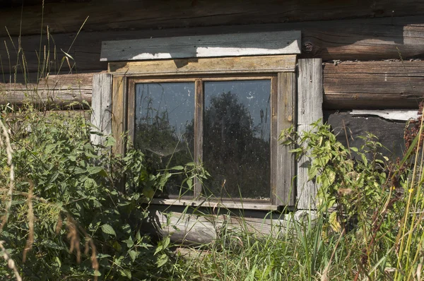 Una ventana es una vieja casa rústica . — Foto de Stock