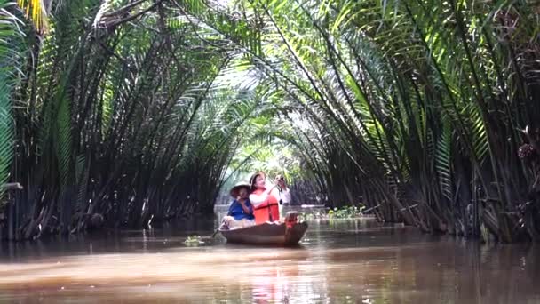 冒険アジアの女の子のバックパッカーが島の周りの観光船に立って サラト タイの自然の美しさを賞賛します — ストック動画