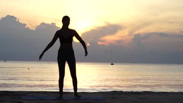 Silhouet Van Aziatische Meisjes Yoga Met Opgeheven Armen Zich Vrij — Stockvideo