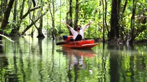 Mooie Aziatische Toerist Roeien Een Boot Een Stroomopwaarts Bos Provincie — Stockvideo