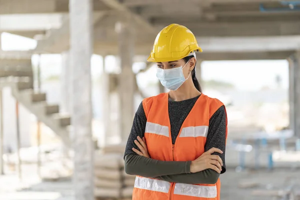 Hermosa Ingeniera Que Usa Casco Prevención Accidentes Camina Través Inspecciones —  Fotos de Stock