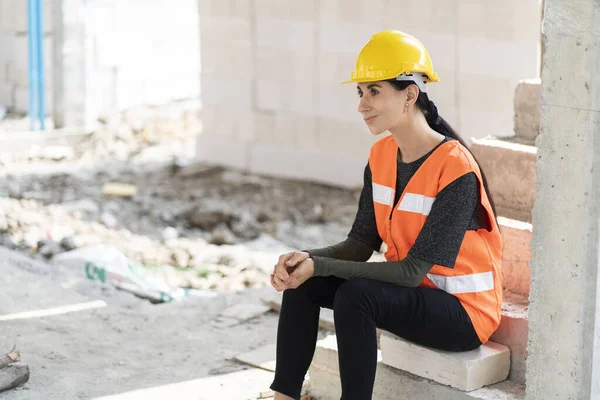 Ingeniera Femenina Con Capataz Masculino Que Lleva Casco Protector Sentado —  Fotos de Stock