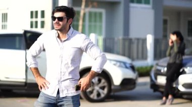 Koruyucu kask takan bir erkek ustabaşı olan güzel bir kadın mühendis, birlikte çalışma problemlerinden, inşaat projeleriyle ilgili konuşurlar..