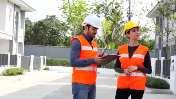 Mooie Vrouwelijke Ingenieur Met Een Mannelijke Voorman Een Beschermende Helmel — Stockvideo