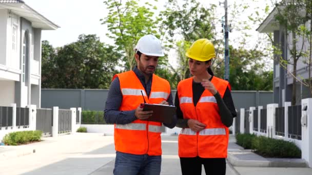 Hermosa Mujer Ingeniera Con Capataz Masculino Con Casco Protector Hablar — Vídeo de stock