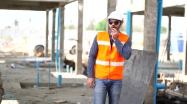 Koruyucu kask takan bir erkek ustabaşı olan güzel bir kadın mühendis, birlikte çalışma problemlerinden, inşaat projeleriyle ilgili konuşurlar..