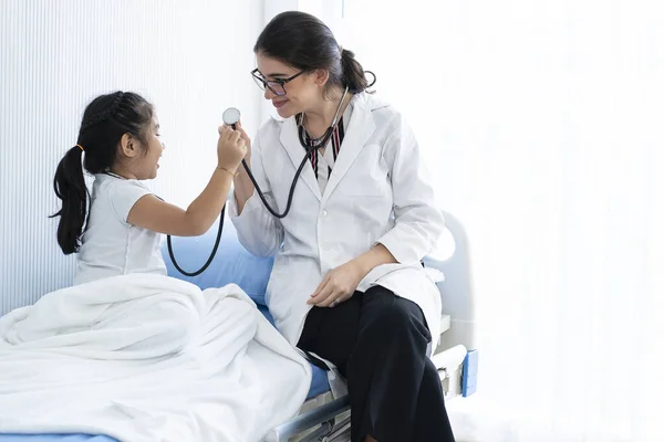 Beautiful Doctor Comes Treat Child Take Care Girl Talking Happily — Stok fotoğraf