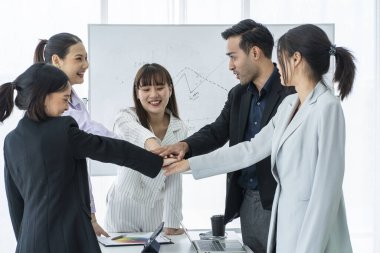 En iyi takım çalışması işbirliğini göstermek için çalışan grubu el ele vermektedir. Üyelik birliktelik ve başarı kavramı