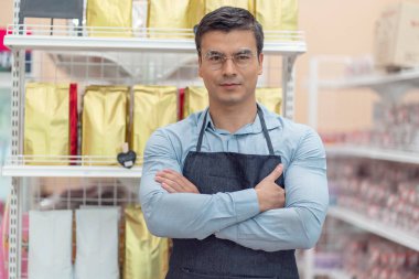 Küçük işletme sahipleri, bakkallar, rahatça ayakta durun ve marketin arkasında raflar olsun.. 