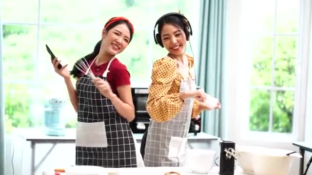 Due Blogger Donne Preparano Dolci Torte Panetterie Insegnano Loro Cucinare — Video Stock