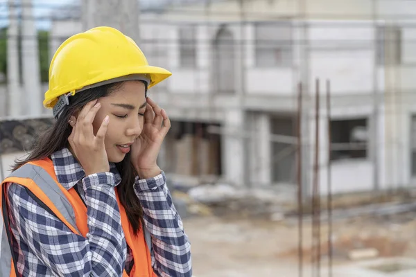 Trabajador Con Sombrero Ingeniero Siente Enfermo Tiene Dolor Cabeza Proyecto —  Fotos de Stock