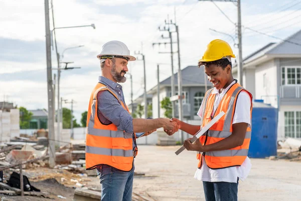 Supervisores Ingeniería Reúnen Sistemas Energía Solar Lugar Electricidad Discuten Instalación —  Fotos de Stock