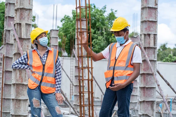 Foreman Asiática Trabajadora Trabajador Africano Con Máscaras Germinales Discutiendo Trabajo —  Fotos de Stock