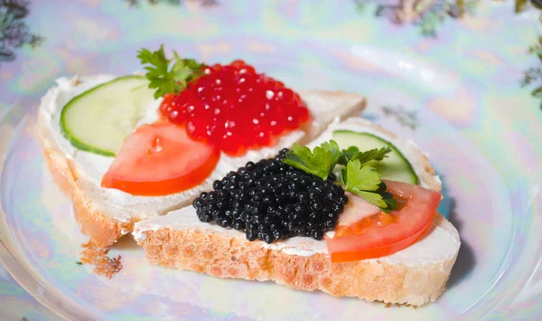 Sanduíche Com Caviar Vermelho Manteiga Pepino — Fotografia de Stock