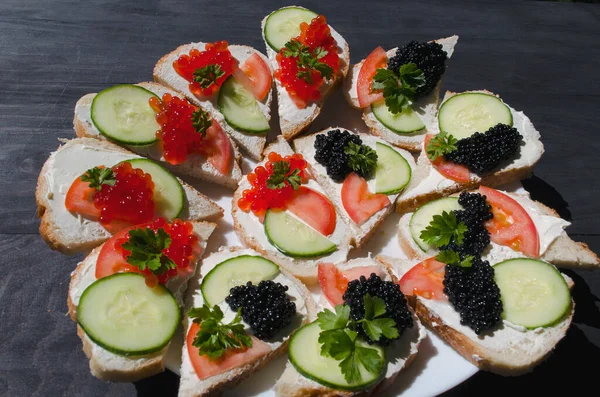 Sándwich Con Caviar Rojo Mantequilla Pepino — Foto de Stock