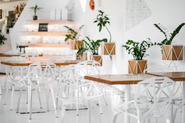 Yeni sanat tarzında açık renkli modern bir kafe. Demir sandalyeler ve masalar. Ukrayna, Kiev Ekim 2020
