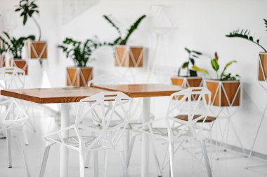 Yeni sanat tarzında açık renkli modern bir kafe. Demir sandalyeler ve masalar. Ukrayna, Kiev Ekim 2020
