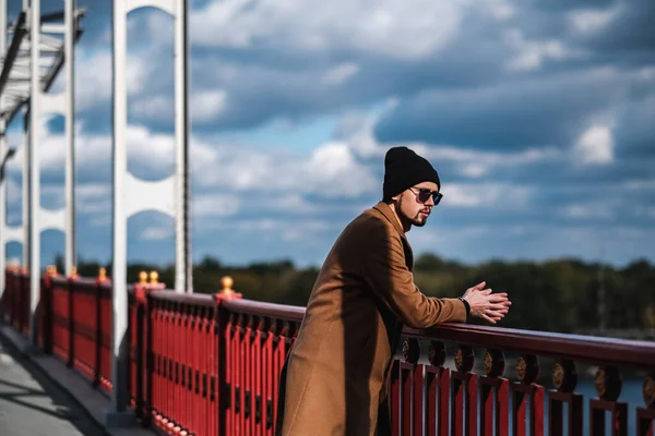 Homem Casaco Castanho Chapéu Preto Está Ponte Uma Pessoa Solitária — Fotografia de Stock