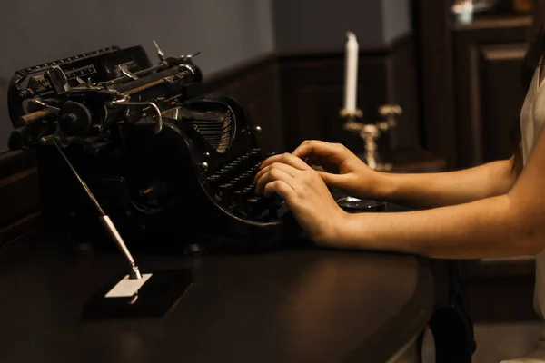 Une Jeune Femme Tape Sur Une Vieille Machine Écrire Noire — Photo