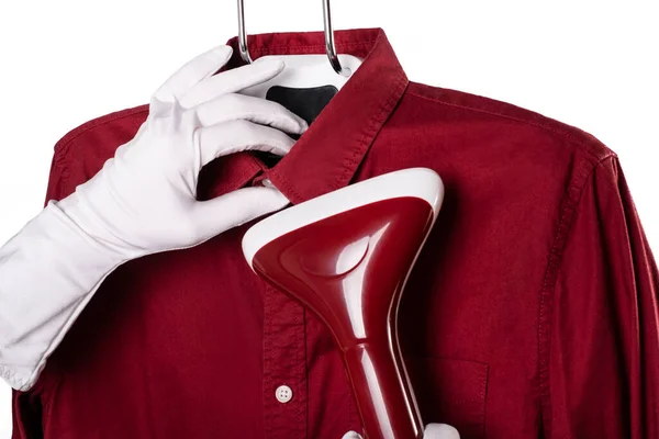 Muž Žehlící Červenou Košili Parníkem Ruce Bílých Rukavicích Drží Parník — Stock fotografie