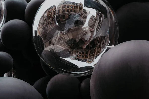 Městská Ulice Odráží Průhledném Balónu Černobílé Balónky Zdobí Obchod Pouliční — Stock fotografie