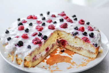 böğürtlen, ahududu, yabanmersini, çilek ve tiramisu kremalı kek.