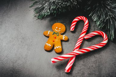 Zencefilli kurabiye adam. Siyah arka planda zencefilli kurabiye ve şekerleme manzarası. Tatlı tatlı